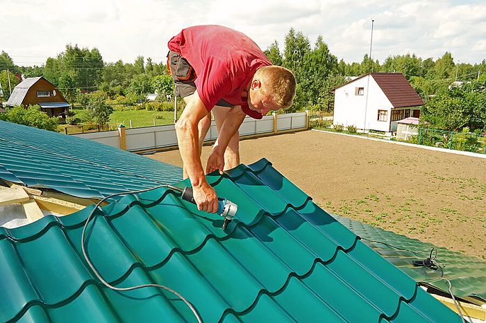монтаж кровли из металлочерепицы